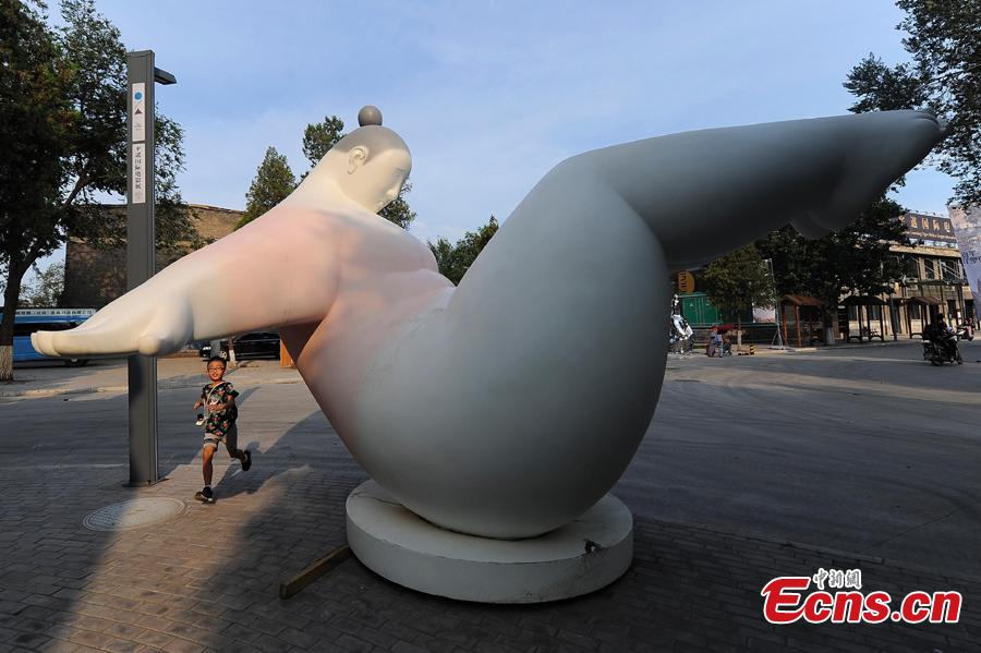 Photo taken on July 19, 2018 shows an international sculpture festival in Pingyao County, North China’s Shanxi Province. More than 40 artists brought their sculpture works to the festival in the ancient town.(Photo: China News Service/Wei Liang)
