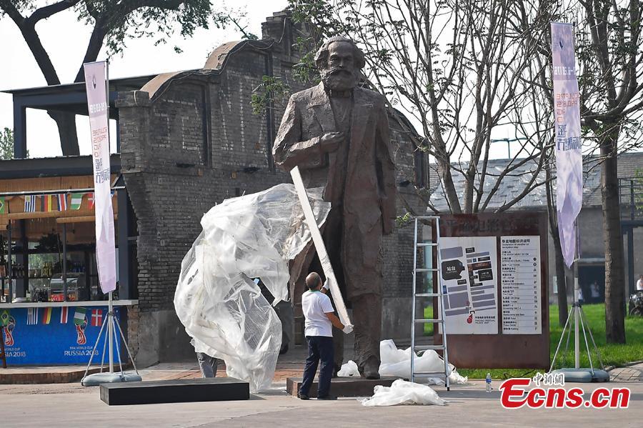 A sculpture of Karl Marx by artist Wu Weishan is prepared for an international sculpture festival in Pingyao County, North China’s Shanxi Province. More than 40 artists brought their sculpture works to the festival in the ancient town.(Photo: China News Service/Wei Liang)