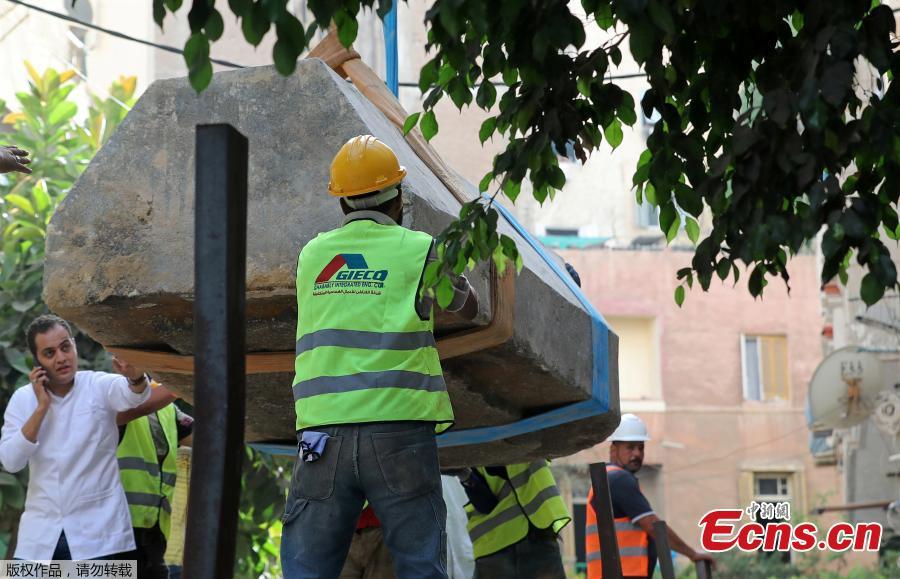 Coffin is moved over by a truck after archaeologists unearthed a sarcophagus containing three mummies in Alexandria, Egypt July 19, 2018.(Photo/Agencies)