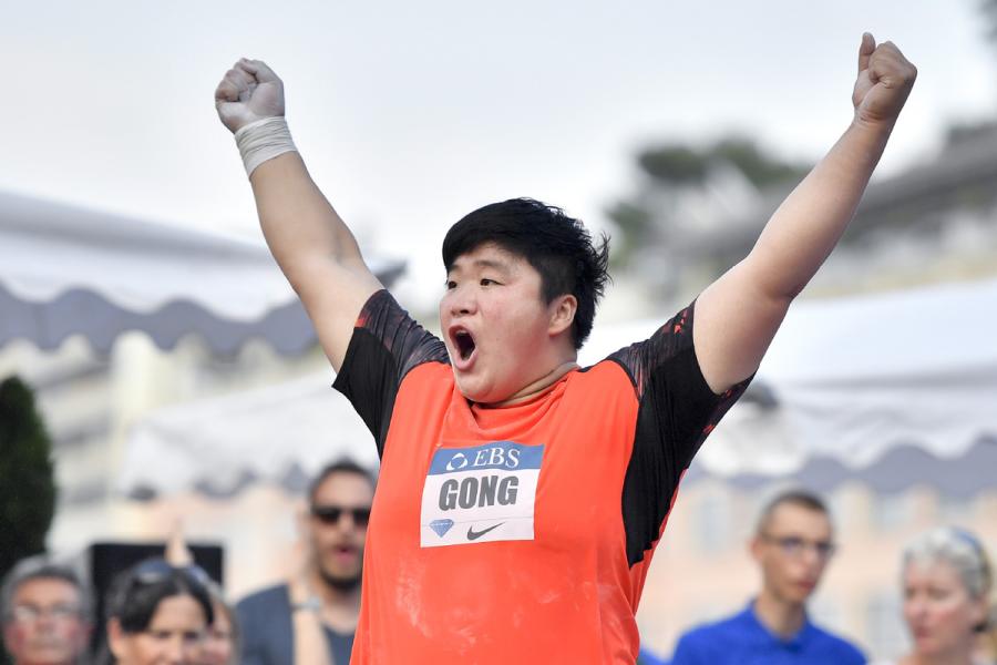 Gong Lijiao celebrates her victory in the women\'s shot put at the IAAF Diamond League Monaco meeting on July 19, 2018. (Photo/Xinhua)
Gong positioned herself atop standings with 19.44m in the first attempt, and improved that to over 20m in the third round, the first one to have achieved the feat among all participants.
She never faced huge challenge from her opponents throughout the match, and witnessed a final best of 20.31m, winning her second straight Diamond League title after the Shanghai meeting.
