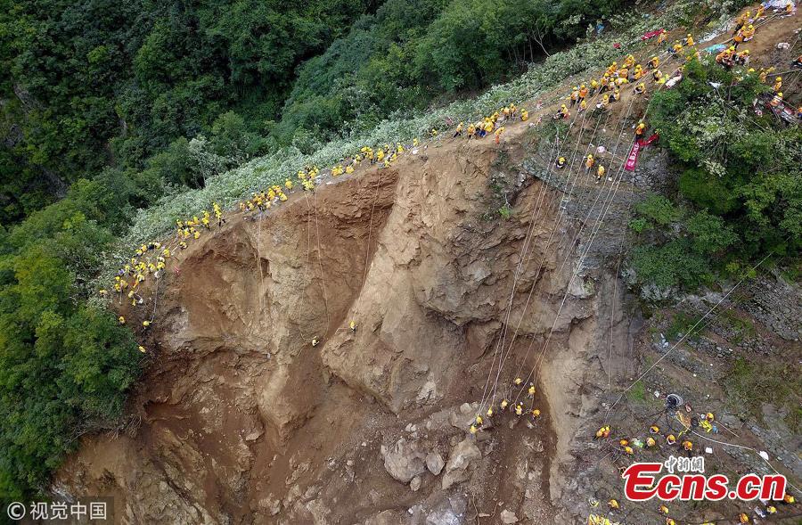 Rescuers clean up a landslide that affected the Baoji-Chengdu Railway after heavy rain in Lueyang County, Northwest China’s Gansu Province, July 18, 2018. More than 1,000 people have worked 24 hours to clean up the landslide and resume operations as soon as possible. (Photo/VCG)