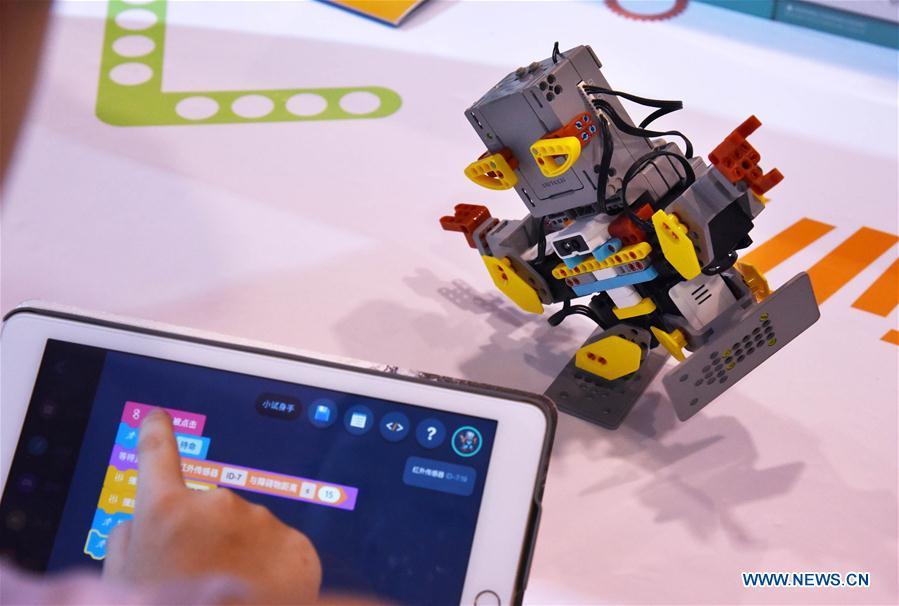 A visitor operates a robot during the 2018 China International Consumer Electronics Show in Qingdao, east China\'s Shandong Province, July 21, 2018. The four-day electronics show kicked off on Friday. (Xinhua/Li Ziheng)