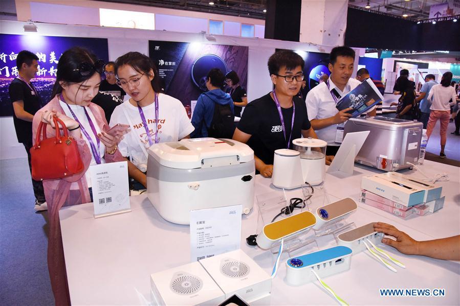 Visitors look at home appliances during the 2018 China International Consumer Electronics Show in Qingdao, east China\'s Shandong Province, July 21, 2018. The four-day electronics show kicked off on Friday. (Xinhua/Li Ziheng)
