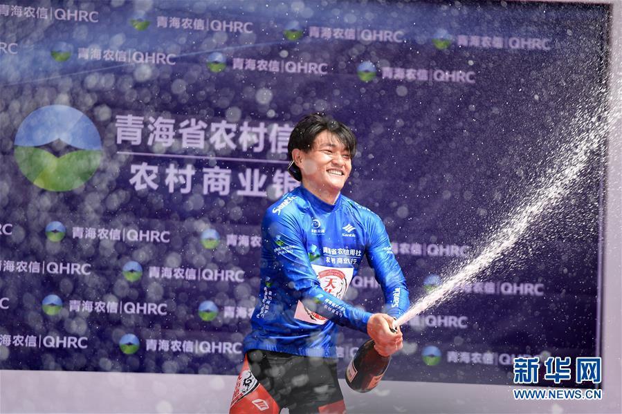 Li Zisen of China\'s Qinghai Tianyoude Cycling Team (TYD) was presented with the blue jersey that represents the best Asian rider, in Xining, Northwest China\'s Qinghai Province, July 22, 2018. (Photo/Xinhua)