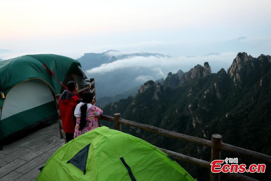 A view of tents perched on a cliff road on Laojun Mountain in Luoyang City, Central China’s Henan Province, July 21, 2018. Tourists flocked to the tourist attraction during a camping festival, staying overnight in tents on the cliff road, 2,000 meters above sea level. The mountain is known for its cultural heritage relating to Taoism. (Photo: China News Service/Wang Zhongju)