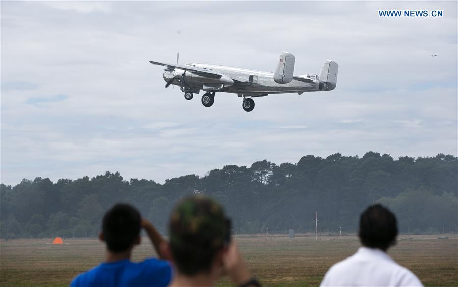 People watch the flying display at the Farnborough International Airshow, south west of London, Britain on July 22, 2018. (Xinhua/Han Yan)