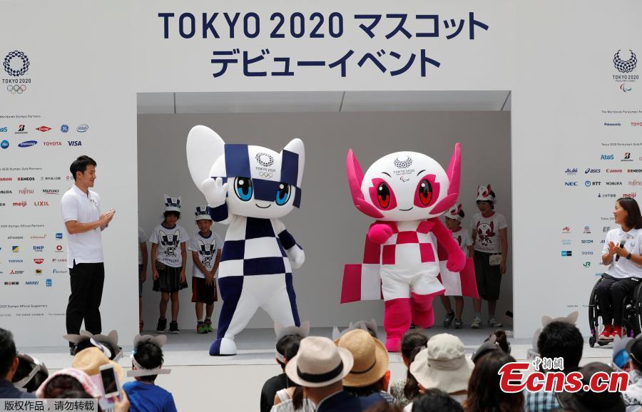 Japan\'s Olympic swimmer Daiya Seto and Japan\'s Paralympic canoeist Monika Seryu look on as Tokyo 2020 Olympic Games mascot Miraitowa and Paralympic mascot Someity arrive on stage during the mascots\' debut in Tokyo, Japan, July 22, 2018. (Photo/Agencies)