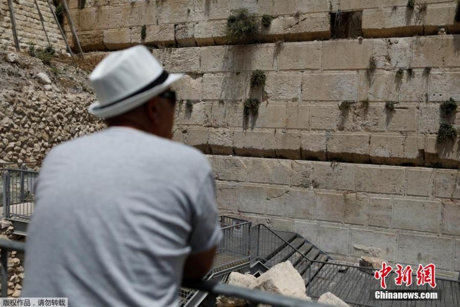 A stone that fell off the Western Wall in Jerusalem can be seen near the wall in Jerusalem\'s Old City, July 23, 2018. An elderly worshipper had a close call on Monday when a 100-kg stone suddenly fell from Jerusalem\'s Western Wall and crashed at her feet. (Photo/Agencies)
