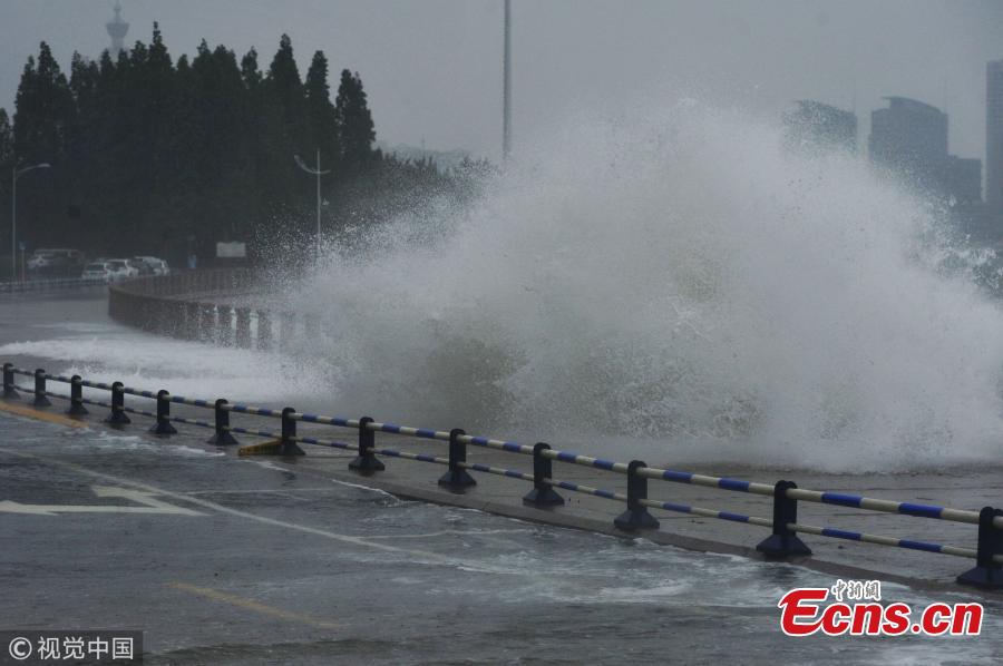 Waves pound the beach ahead of tropical storm Ampil in Qingdao City, East China’s Shandong Province, July 23, 2018. (Photo/VCG)