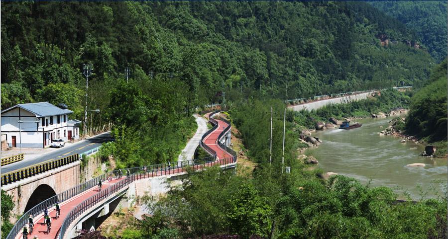 Chishui Valley tourism highway located in Southwest China\'s Guizhou Province is the first tourism highway in China. Here at the beautiful highway, visitors can drive along the Chishui river and watch the rugged red landscape of Mount Danxia. (Photo/chinadaily.com.cn)