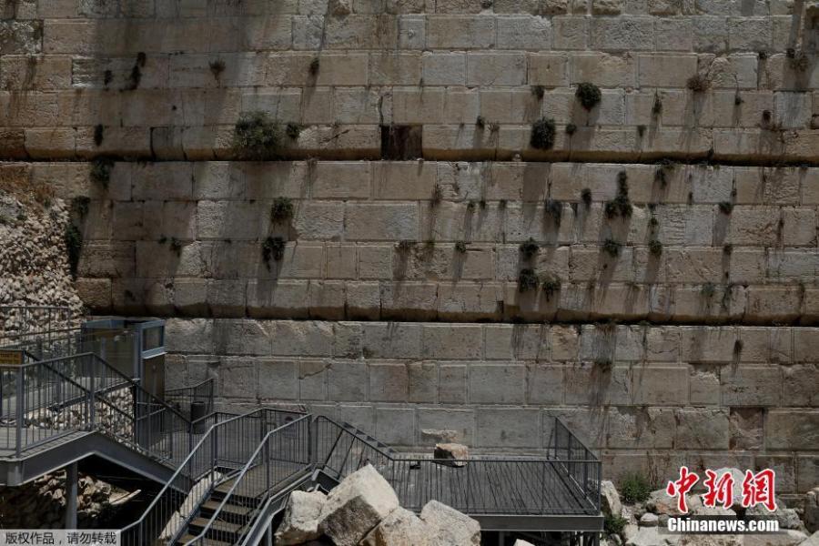 A man looks at a stone that fell off the Western Wall in Jerusalem\'s Old City, July 23, 2018. An elderly worshipper had a close call on Monday when a 100-kg stone suddenly fell from Jerusalem\'s Western Wall and crashed at her feet. (Photo/Agencies)
