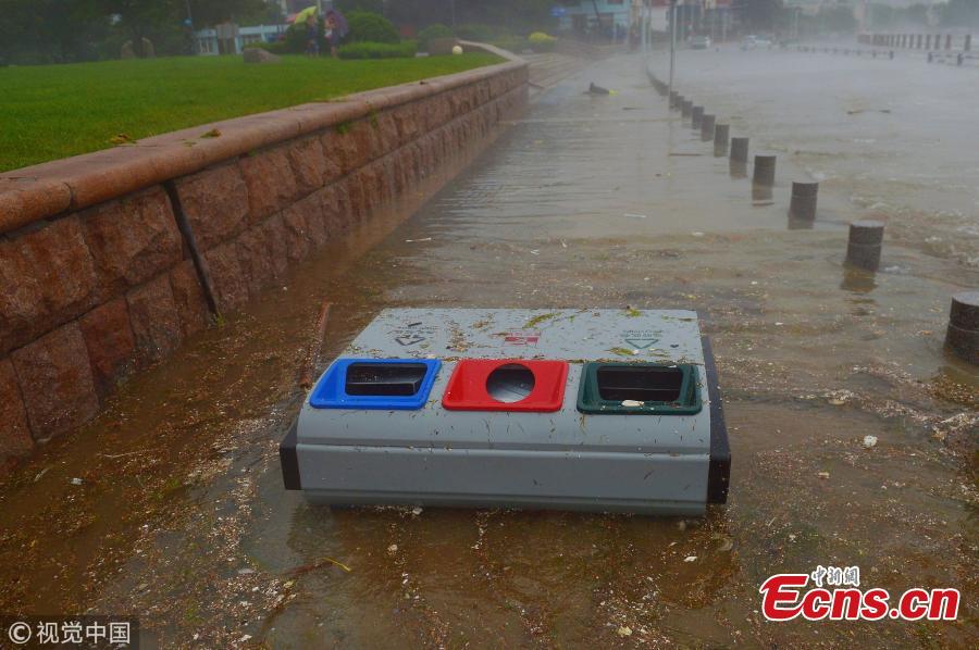 Waves pound the beach ahead of tropical storm Ampil in Qingdao City, East China’s Shandong Province, July 23, 2018. (Photo/VCG)