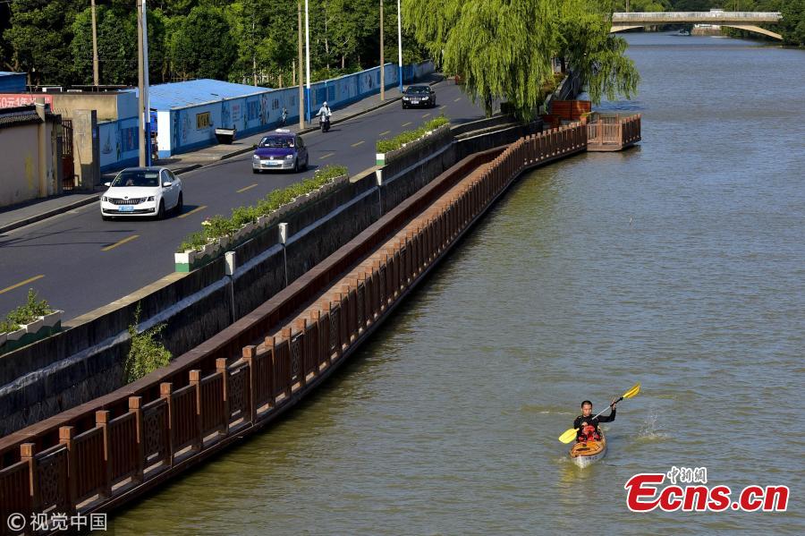 Sports teacher Sun Hua, 34, kayaks to and from a middle school in Jiaxing City, East China’s Zhejiang Province. It usually takes him 25 minutes to complete his three-kilometer journey by water. (Photo/VCG)