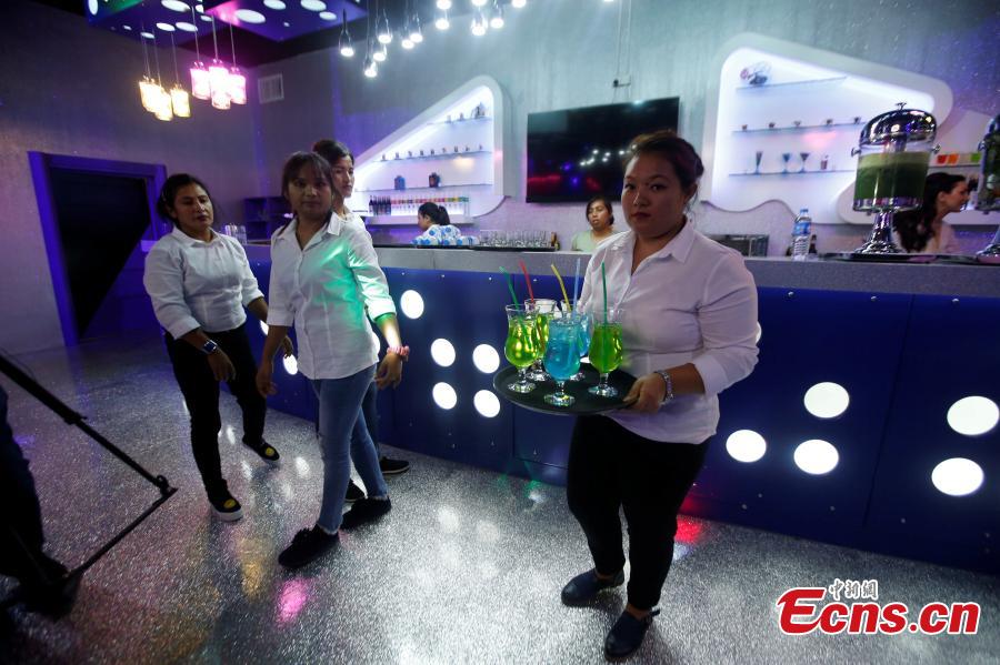 Waitresses serve an order at Luxury Time, the city\'s first women-only restaurant, in Erbil, Iraq July 17, 2018. (Photo/Agencies)