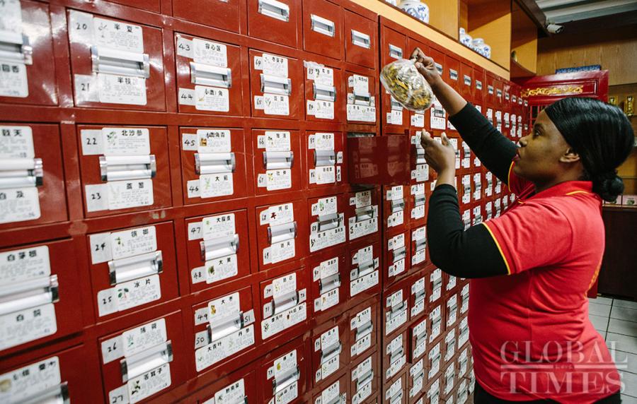 A continuous stream of visitors are seen paying a visit to a clinic of Beijing Tong Ren Tang Group Co Ltd at Pretoria in South Africa to seek Traditional Chinese medicine (TCM) treatments on Tuesday. More and more local people in South Africa are willing to try TCM treatments including acupuncture, massage and Chinese herbal medicine, as TCM are getting more and more popular in the area and has been legally accepted by the government. (Photos: Li Hao/GT)