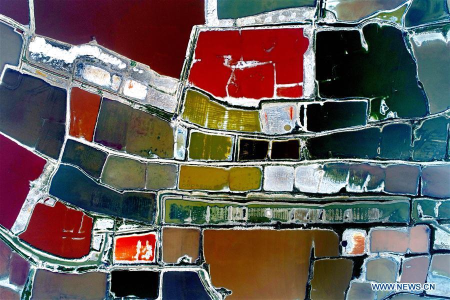 Aerial photo taken on July 24, 2018 shows the colorful Salt Lake in Yuncheng City, north China\'s Shanxi Province. The lake has different colors as the water density changes. (Xinhua/Xue Jun)