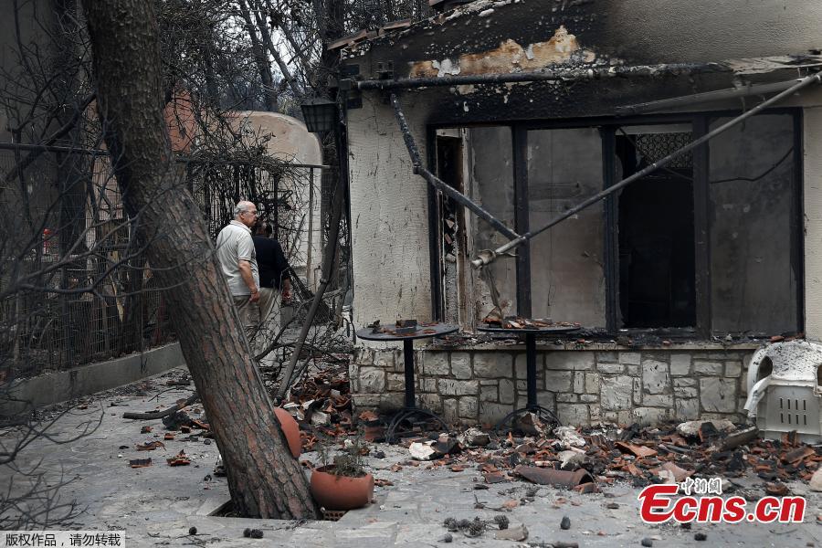 A local looks at his burnt house following a wildfire at the village of Mati, near Athens, Greece, July 24, 2018. Greece’s prime minister told of the “unspeakable tragedy” the country faced after at least 74 people were killed by wildfires that swept through a resort, trapping people in cars and on the edge of cliffs as others were forced to jump off to survive. (Photo/Agencies)