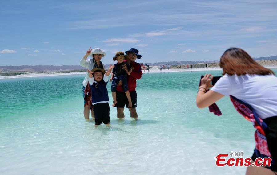 Da Qaidam salt lake in Haixi Mongol and Tibetan Autonomous Prefecture, Qinghai Province, July 25, 2018. The salt lake covering six square kilometers was formed by many years of mining, leaving a high concentration of salt called brine. It was named Emerald Lake because of its different and beautiful colors against the blue sky and snow-covered mountains. (Photo: China News Service/Liu Zhongjun)