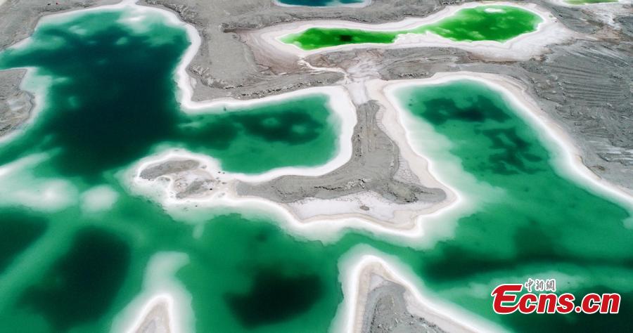 Da Qaidam salt lake in Haixi Mongol and Tibetan Autonomous Prefecture, Qinghai Province, July 25, 2018. The salt lake covering six square kilometers was formed by many years of mining, leaving a high concentration of salt called brine. It was named Emerald Lake because of its different and beautiful colors against the blue sky and snow-covered mountains. (Photo: China News Service/Liu Zhongjun)