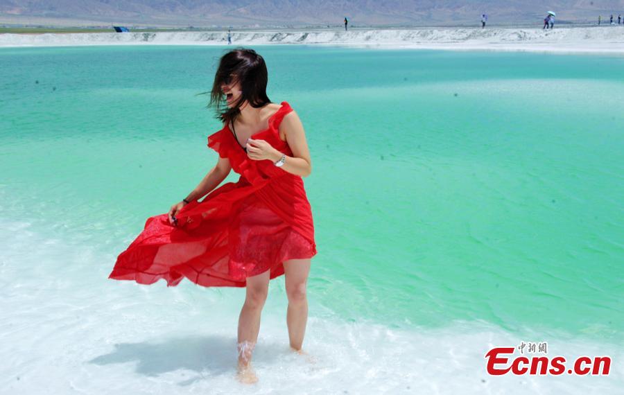Da Qaidam salt lake in Haixi Mongol and Tibetan Autonomous Prefecture, Qinghai Province, July 25, 2018. The salt lake covering six square kilometers was formed by many years of mining, leaving a high concentration of salt called brine. It was named Emerald Lake because of its different and beautiful colors against the blue sky and snow-covered mountains. (Photo: China News Service/Liu Zhongjun)