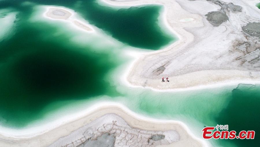 Da Qaidam salt lake in Haixi Mongol and Tibetan Autonomous Prefecture, Qinghai Province, July 25, 2018. The salt lake covering six square kilometers was formed by many years of mining, leaving a high concentration of salt called brine. It was named Emerald Lake because of its different and beautiful colors against the blue sky and snow-covered mountains. (Photo: China News Service/Liu Zhongjun)