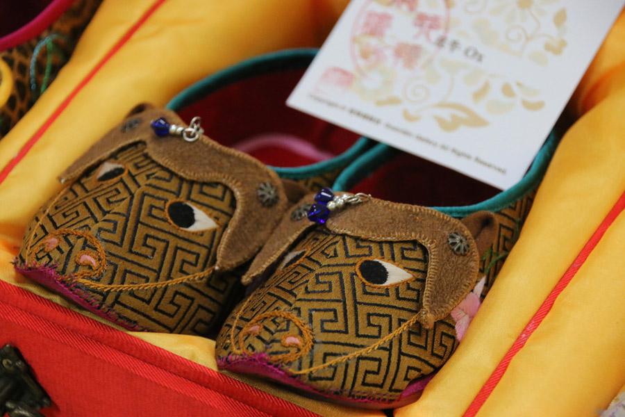 The Year of the Ox is represented in this pair of Chinese embroidered shoes by Wang Guanqin, July 21, 2018. (Photo/chinadaily.com.cn)

Her inspiration for different designs is often drawn from historical research based on Chinese literature and ancient traditional culture. One fine example is Wang\'s famous series of shoes featuring the animals of the Chinese zodiac.

She made a series of zodiac-themed shoes. For the ox, niu in Mandarin, the embroidery features morning glories, known as qianniu hua in Mandarin. She uses grass flowers for the horse and carrot flowers for the rabbit.

\