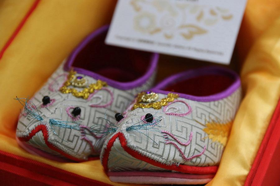 Chinese zodiac embroidered shoes by Wang Guanqin reflect the sign of the rat, July 21, 2018. (Photo/chinadaily.com.cn)

\