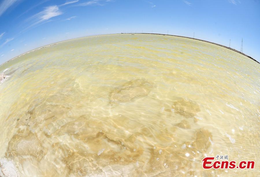A view of the Qarhan salt lake in Golmud, Northwest China\'s Qinghai Province, July 25, 2018. The Qarhan salt lake, with a total area of 5,856 square kilometers, is the largest salt lake in China. The lake\'s abundant deposit of halide salts makes it a major mineral center. In the vast lake, the salt blossoms like flowers and takes the form of pillars, corals and pearls. (Photo: China News Service/Fu Yu).