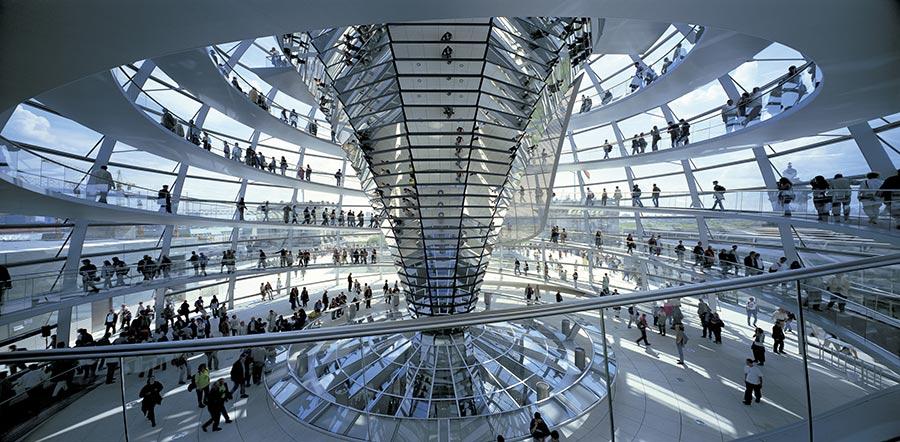 Reichstag the New German Parliment (Photo/Courtesy of Rudi Meisel)

Among them are iconic designs that have shaped cities\' skylines and landscapes, such as the Great Court of the British Museum and the new German Parliament building.

Several of Foster + Partners\' projects in China are also on display, such as terminal 3 of Beijing Capital International Airport and the headquarters of the Hong Kong and Shanghai Banks. The exhibition also features several ongoing urban plans which the firm has formulated for developing cities like Hangzhou, Wuhan and Shenzhen, as an example of the country\'s increasing urbanization.