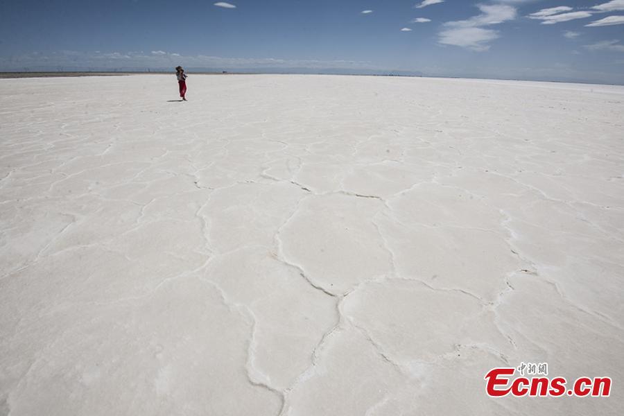 A view of the Qarhan salt lake in Golmud, Northwest China\'s Qinghai Province, July 25, 2018. The Qarhan salt lake, with a total area of 5,856 square kilometers, is the largest salt lake in China. The lake\'s abundant deposit of halide salts makes it a major mineral center. In the vast lake, the salt blossoms like flowers and takes the form of pillars, corals and pearls. (Photo: China News Service/Fu Yu).