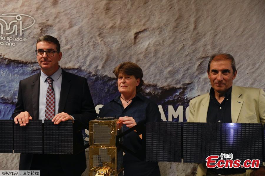 Scientists Roberto Orosei (L), Elena Pettinelli (C) and Enrico Flamini pose near a replica of the Cosmo Sky Med satellite before a news conference where they announce after first-time detection of liquid water on Mars by italian radar Italian radar MARSIS, on board the ESA\'s Mars at the Italian Space Agency headquarter in Rome, Italy July 25, 2018.  (Photo/Agencies)