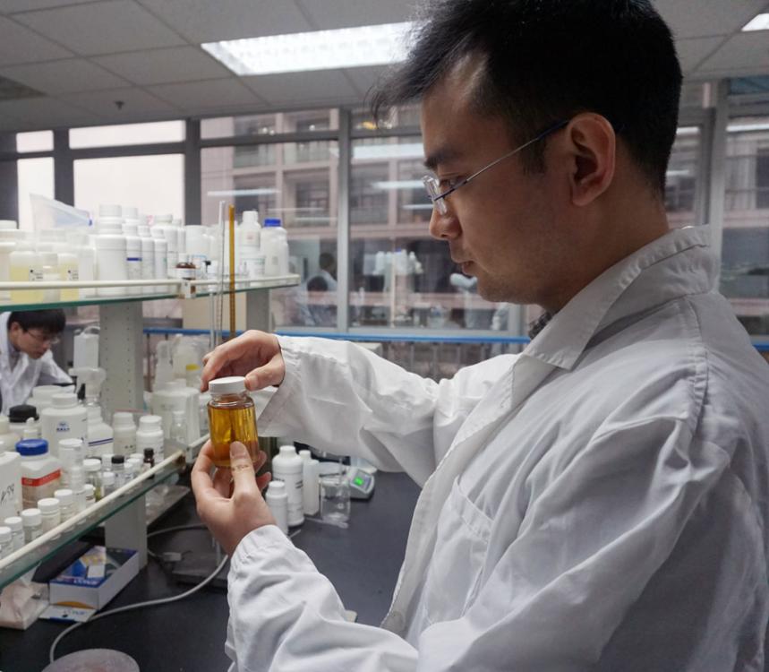 A researcher performs experiments at Enchanted Power in the zone (Photo/China Daily)

They can not only promote innovative cooperation among universities, research institutes, companies and governments, but also accelerate the conversion of life sciences and medical technologies from academic research into commercial applications. In doing so, the parks promote the development of new medicines and treatment methods.

The zone has been a core area in the development of the bioengineering and pharmaceutical industry in eastern China, and it has seen great achievements.

Biomedicine manufacturing businesses in the demonstration zone reported 71.7 billion yuan ($10.59 billion) in overall industrial output value in 2017, a year-on-year increase of 5.1 percent. The net profit was 12.12 billion yuan, an increase of 9.2 percent year-on-year, according to zone officials.

In addition, Shanghai\'s pharmaceutical industry accounted for 3.1 percent of the whole industry\'s national operating income last year. And 76 percent of Shanghai\'s total was contributed by businesses in the demonstration zone.

Biomedicine manufacturing industry in the zone also contributed 67.2 percent of overall biomedicine manufacturing industrial output value in Shanghai last year.

By the end of 2017, Zhangjiang demonstration zone was home to 207 large-scale bio-pharmaceutical companies, accounting for 56.9 percent of the total in Shanghai.

Pharmaceutical drugs, traditional Chinese medicines, biopharmaceuticals and medical device manufacturing are four key segments in the zone.