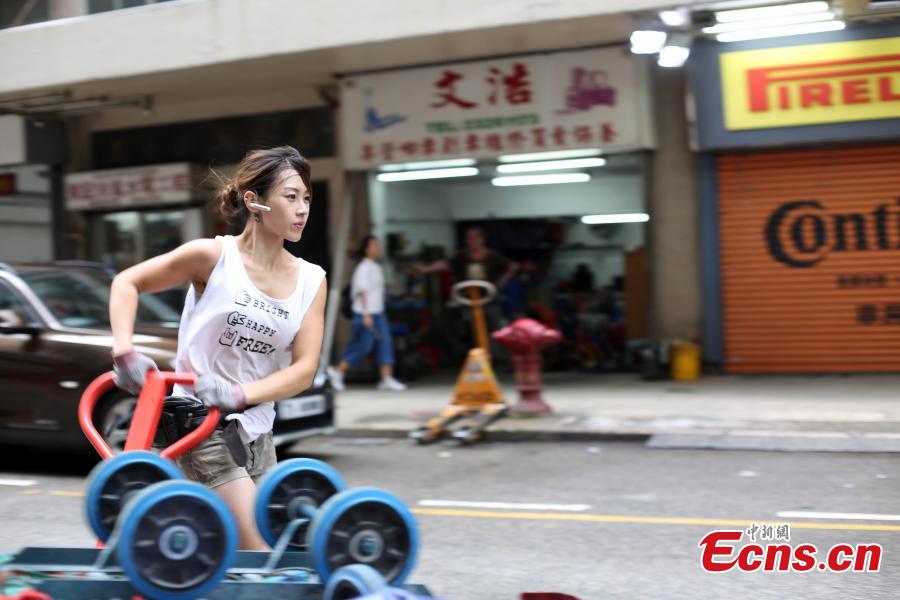Zhu delivers goods in Hong Kong. Zhu worked as a hotel security guard and also as a lifeguard in the past, but she eventually choses the transportation industry. (Photo: China News Service/Hong Shaokui)
