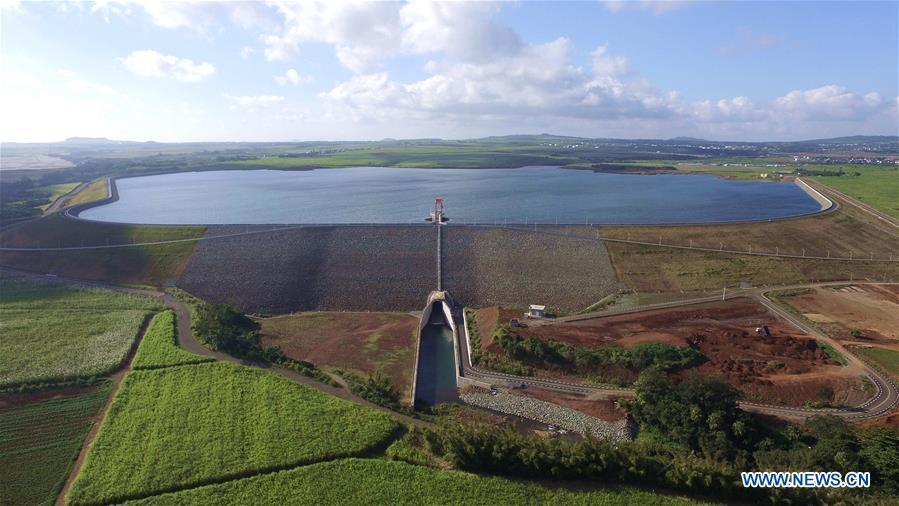 Aerial photo taken on July 13, 2017 shows the Bagatelle dam, 22 kilometers southeast of Port Louis, capital of Mauritius. The pristine beaches in the Indian Ocean Archipelago of Mauritius have always fascinated well-heeled foreign tourists and the China-built Bagatelle dam, which was launched in June this year, has added another sparkle to the country\'s timeless beauty. (Xinhua)