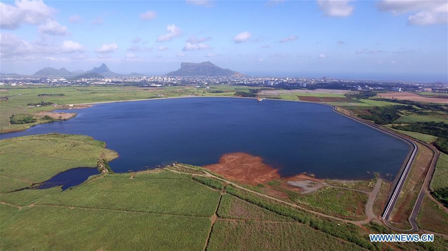 Aerial photo taken on July 13, 2017 shows the Bagatelle dam, 22 kilometers southeast of Port Louis, capital of Mauritius. The pristine beaches in the Indian Ocean Archipelago of Mauritius have always fascinated well-heeled foreign tourists and the China-built Bagatelle dam, which was launched in June this year, has added another sparkle to the country\'s timeless beauty. (Xinhua)
