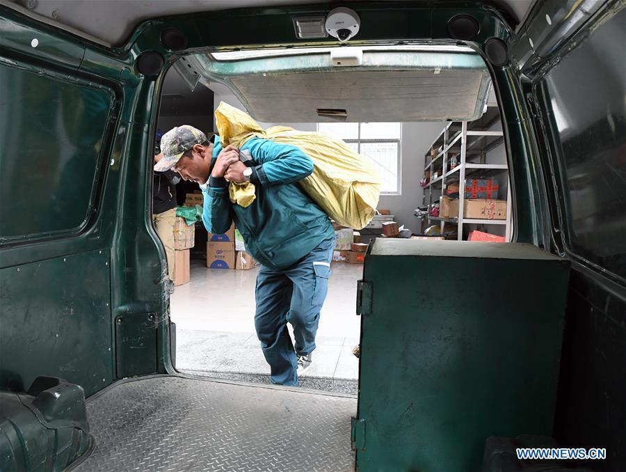Postal courier Cering Quba loads mails and packages onto a postal van in Nagarze County in Shannan, southwest China\'s Tibet Autonomous Region, July 23, 2018. In Pumaqantang Township, the highest township in China, working as a postal service staff means delivering mails to addresses at altitudes of 5,000 meters and above. Gesang Cering, 29, is a motorbike courier with the local township branch of China Post. Twice a week, Gesang calls on the plateau villages under the township on a 160-km route, coping with extreme oxygen and temperature conditions. Despite its harsh geography, Tibet Autonomous Region has substantially improved the local postal service over the four decades since China\'s reform and opening up. By the end of 2017, the postal road network had managed to cover all towns and counties within the autonomous region. (Xinhua/Li He)