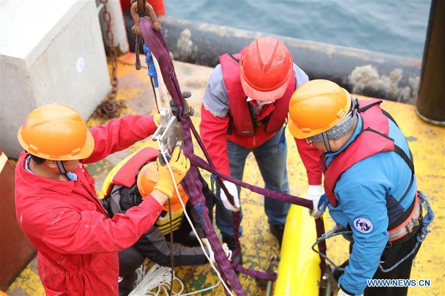 Scientists set the underwater glider \