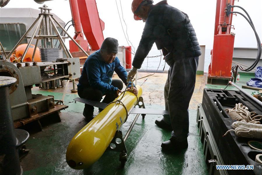 Scientists set the underwater glider \
