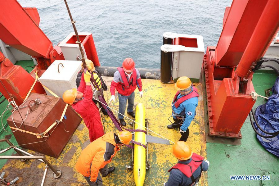 Scientists set the underwater glider \