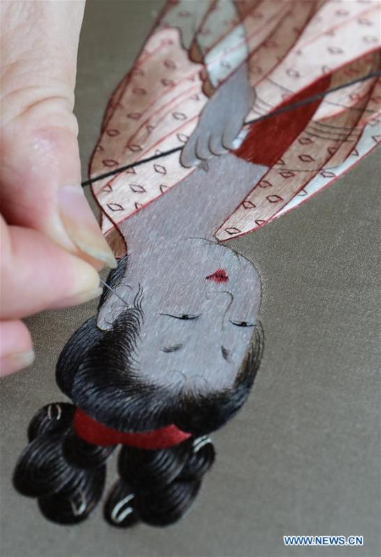 A worker makes embroidery version of a Chinese painting in east China\'s Jiangsu Province, July 25, 2018. An exhibition displaying Wang Qin\'s collections and creations of Suzhou embroidery version of classic Chinese painting works concluded in Suzhou on Sunday. (Xinhua/Yang Lei)