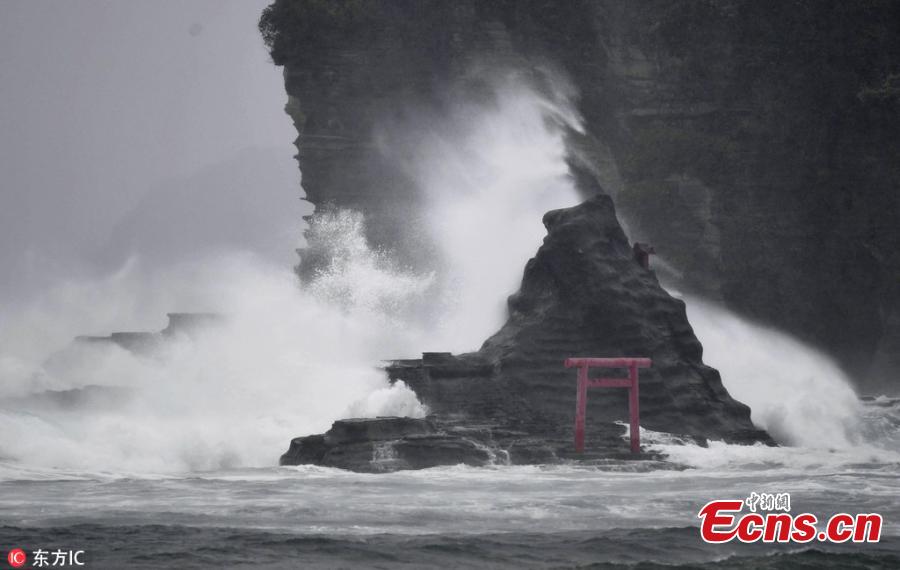 High waves triggered by Typhoon Jongdari crash against the coast of the city of Katsuura in Chiba Prefecture, east of Tokyo, on July 28, 2018. (Photo/IC)

Typhoon Jongdari, packing winds of up to 180 kilometres an hour, made landfall at Ise in the Mie prefecture at around 1 am Saturday, according to the nation’s meteorological agency.