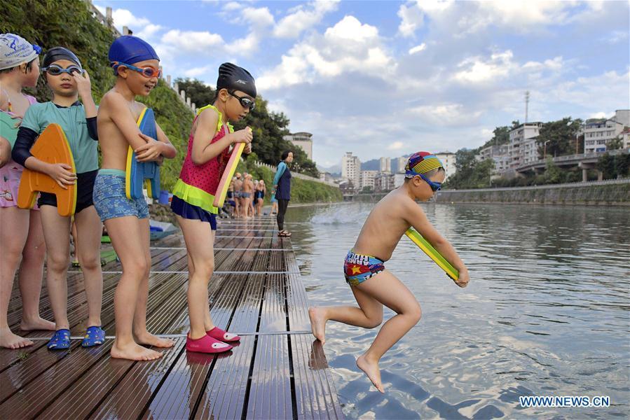 Children learn swimming in Xuan\'en County, central China\'s Hubei Province, July 28, 2018. Children take part in various classes and activities to enrich their summer vacation life. (Xinhua/Song Wen)