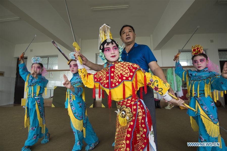 Children learn Peking opera in Xichang primary school in Chengdong Township of Nantong, east China\'s Jiangsu Province, July 28, 2018. Children take part in various classes and activities to enrich their summer vacation life. (Xinhua/Xu Jinbai)