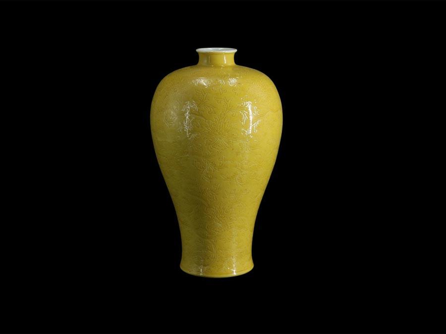 A Qing Dynasty (1644-1961) bottle with a deep yellow glaze is on display at the Guangdong Museum, July 29, 2018. A total of 68 sets of sing-color glazed porcelains are being showcased at the place through Aug 22, narrating China\'s rich porcelain culture during the centuries spanned by the Song, Yuan, Ming and Qing dynasties (960-1911). (Photo/Official Weibo account of Guangdong Museum)
