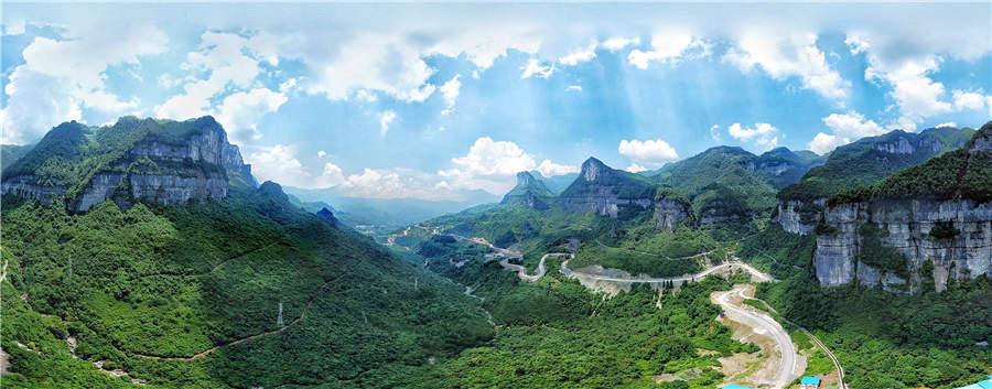 Lush green vegetation and steep mountains enhance the scenery at Jinfo Mountain in Chongqing municipality. (Photo provided to chinadaily.com.cn)