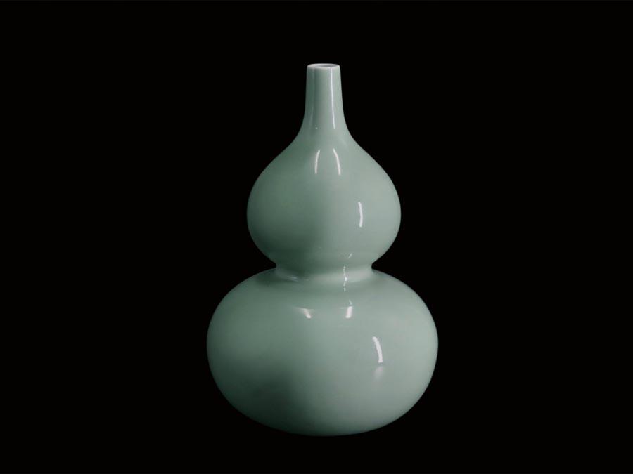 A Qing Dynasty celadon-glazed gourd-shaped bottle is on display at the Guangdong Museum. (Photo/Official Weibo account of Guangdong Museum)
