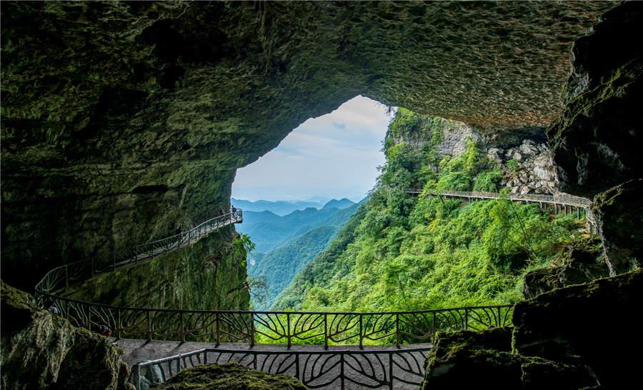 A walkway circles the interior of a cave at Jinfo Mountain in Chongqing municipality.  (Photo provided to chinadaily.com.cn)
The average temperature is 20 degrees in summer, making it a perfect place for a summer escape. There is also a natural hot spring, which contains rich minerals for spa treatments. Recreation vehicle camping and tent camping also are popular activities at Jinfo Mountain.