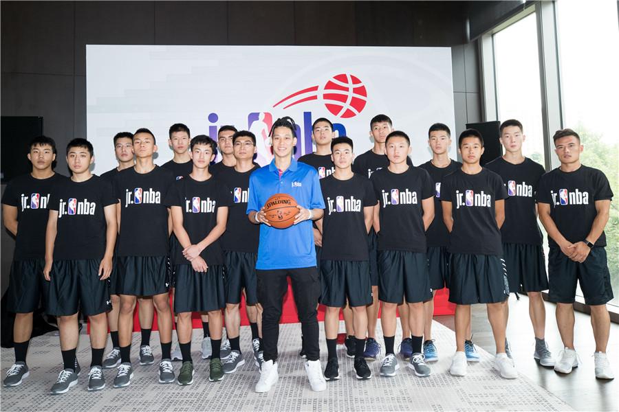 Jeremy Lin poses for a photo with young players in Beijing, June 28, 2018. (Photo provided to chinadaily.com.cn)

Atlanta Hawks star of the National Basketball Association Jeremy Lin shared his knowledge and experience with young Chinese players who qualified for the inaugural Jr. NBA World Championship next month.

As a mentor of the Jr. NBA\'s Chinese team, Lin attended the opening ceremony of the training camp in Beijing and spoke with the players.

On being asked how to qualify and how to face adversity, he said \