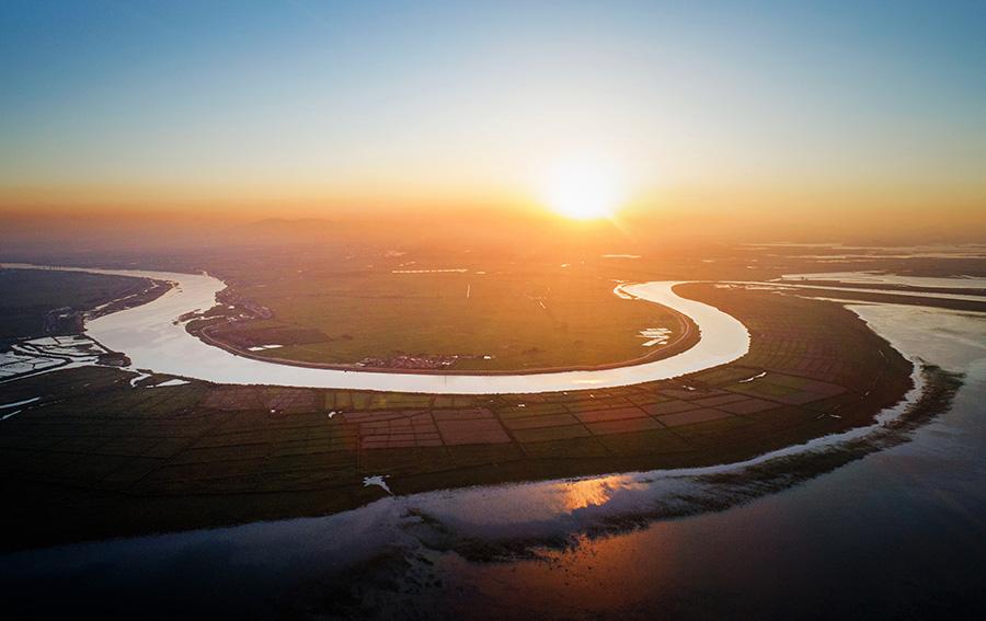 In the midsummer, the Poyang Lake wetland is surrounded by green grass and water. Poyang Lake wetland, China\'s largest freshwater lake, is one of the first seven wetlands to be listed on the list of internationally important wetlands. It is rich in flora and fauna and has unique natural landscapes. (Photo/China Daily)