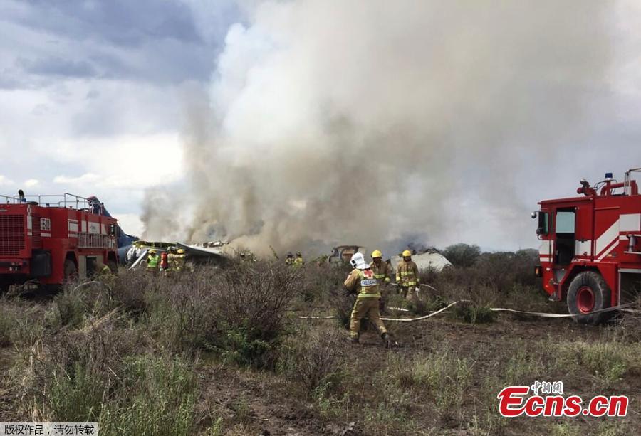 Photo taken with a mobile phone and provided by Durango\'s Civil Protection Department shows rescuers working on the site where a plane crashed in Durango, Mexico, on July 31, 2018. An Aeromexico plane crashed in the northern Mexican state of Durango, local media reported on Tuesday. (Photo/Agencies)


An Aeromexico plane carrying more than 100 people crashed in the northern Mexican state of Durango on Tuesday, but there were no fatalities, authorities said. Alejandro Cardoza, a spokesman for the state\'s civil protection agency, said in an interview that around 85 people had been injured, adding that a fire resulting from the accident had been put out.